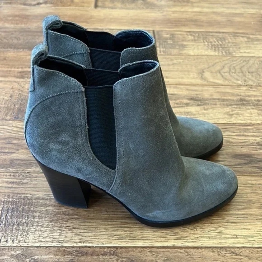 Marc Fisher Saint Chelsea Ankle Boots Block Heeled Booties Taupe Suede Size 7.5